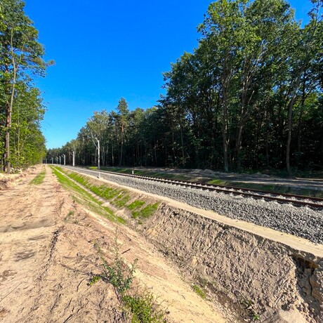 Budowa linii kolejowej z Rzeszowa na lotnisko w Jasionce [sierpień 2023] - fot 16